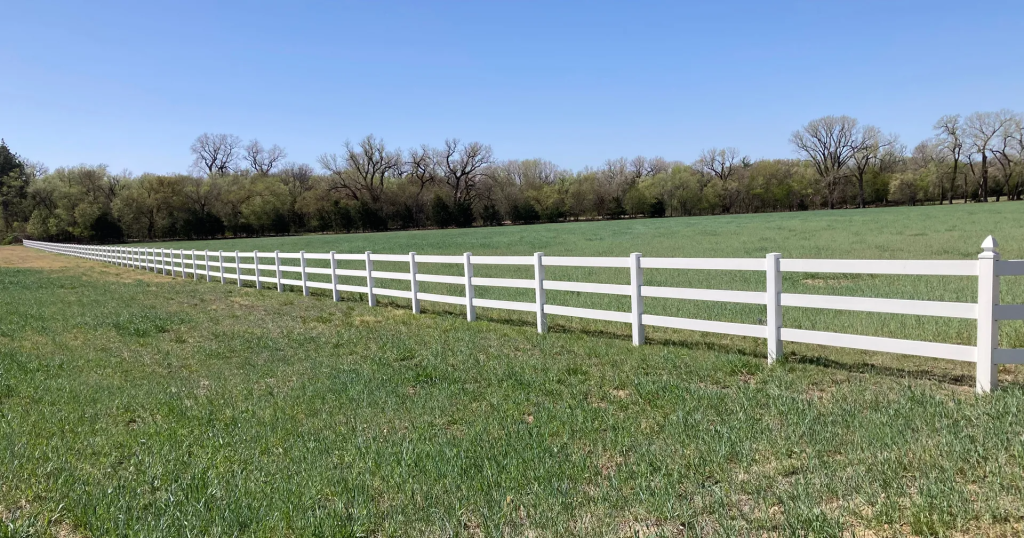 Built to endure: vinyl privacy fencing that fits Kansas homes