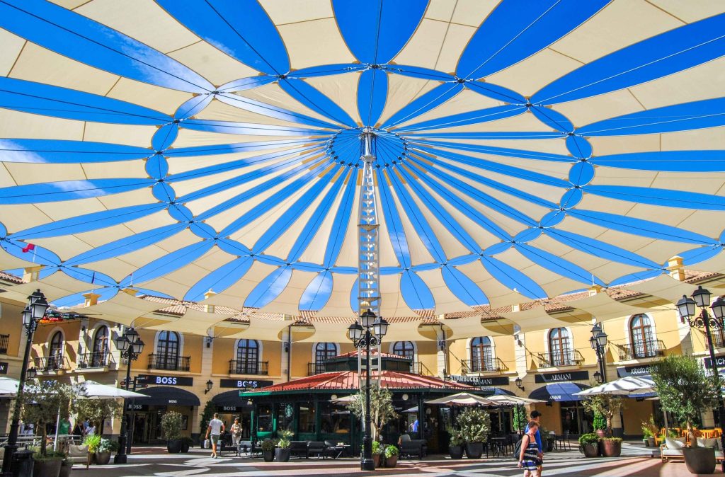 Sombras útiles bajo el sol: guía práctica de toldos y estelas solares