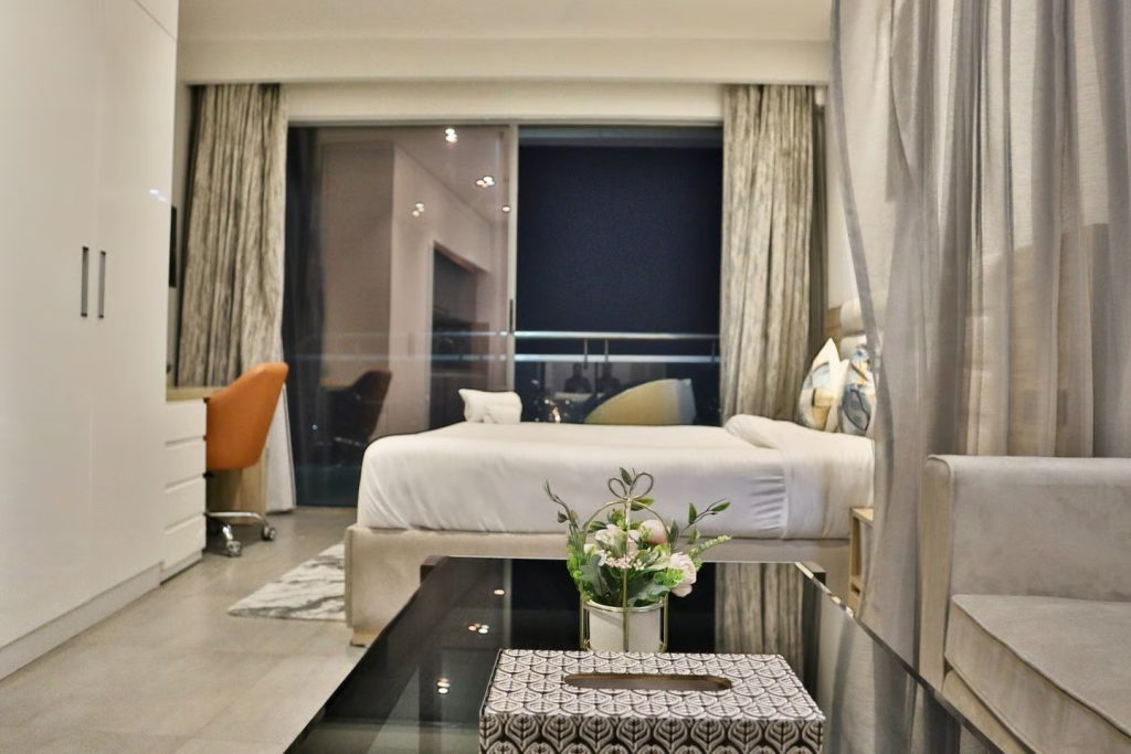 Snag a comfy stay near Noida hubs fast