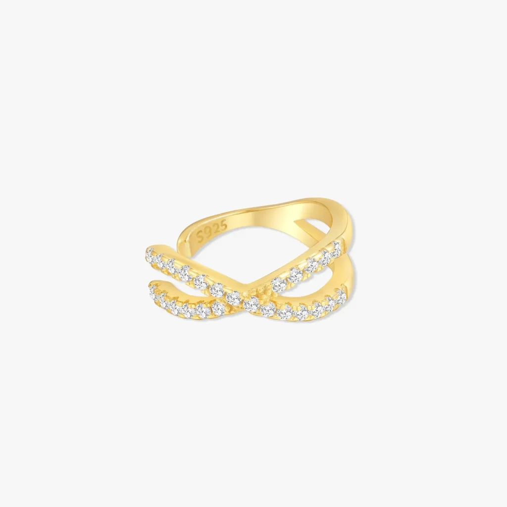 Chic Ear Art: The Perfect Minimal Cuff Look Chic Ear Art: The Perfect Minimal Cuff Look