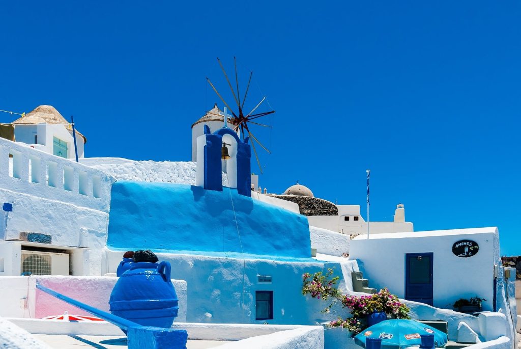 Explore Santorini: practical sightseeing and transport tips